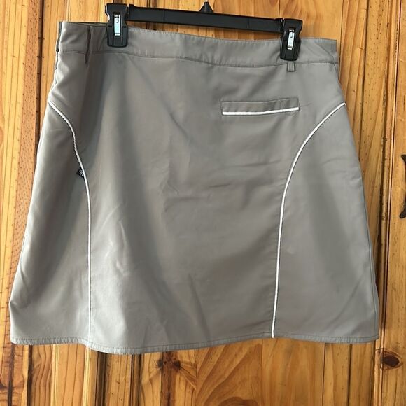 Nivo Gray Skort with White Piping - Picture 4 of 7